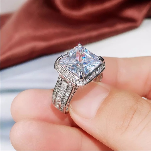 🌟Luxurious Sterling Silver Ring with Large Square Cubic Zirconia - Picture 2 of 5